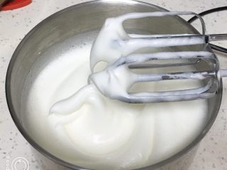 2、10寸咖啡戚风蛋糕,搅打30圈后加入30克细砂糖，再次搅打50圈。