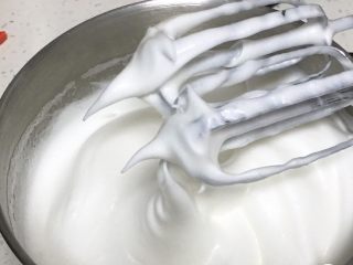 3、10寸咖啡戚风蛋糕,再分别加二次细砂糖，搅打二次50圈，蛋白硬挺，细腻光滑而且亮晶晶，打蛋头上出现直立的小尖峰，这种状态的蛋白霜就是做戚风蛋糕的。