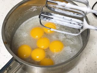 5、10寸咖啡戚风蛋糕,加入蛋黄和香草精，也用打蛋器搅拌至融合。