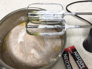 6、10寸咖啡戚风蛋糕,过筛低筋粉和咖啡粉，原来做戚风蛋糕都是先过筛低筋粉后加入蛋黄搅拌，因为咖啡粉很容易消泡，减少搅拌时间。