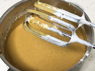 7、10寸咖啡戚风蛋糕,用打蛋器低速搅拌至顺滑。