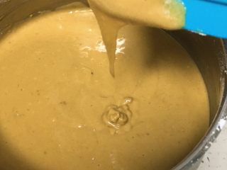 8、10寸咖啡戚风蛋糕,再用刮刀沿着圆壁翻拌一下，蛋黄糊应该是浓稠，但可以流动的一种。