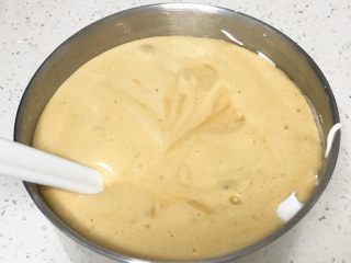 11、10寸咖啡戚风蛋糕,蛋糕糊倒回蛋白中。