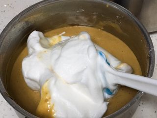 9、10寸咖啡戚风蛋糕,取三分之一的蛋白进蛋黄糊中。
