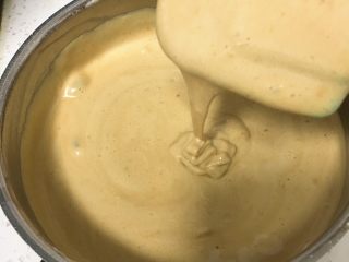 10、10寸咖啡戚风蛋糕,用翻拌的手法拌匀蛋糕糊。