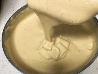 12、10寸咖啡戚风蛋糕,继续翻拌均匀，我估计一下要翻拌50次左右，浓稠的蛋糕糊就完成了。