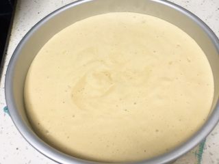 13、10寸咖啡戚风蛋糕,蛋糕糊倒入10寸的圆模，震几下消泡。