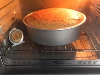 15、10寸咖啡戚风蛋糕,烤制30分钟时，蛋糕膨胀至高峰，之后有点回落。