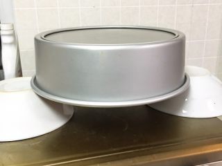 16、10寸咖啡戚风蛋糕,烤完立即倒扣冷却，三小时后再脱模。