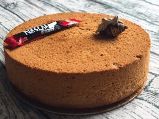 17、10寸咖啡戚风蛋糕,手动脱模更漂亮，用手指将蛋糕往下压很容易脱模。