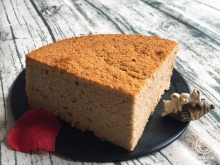 19、10寸咖啡戚风蛋糕,蛋糕切开里面层次清晰，咖啡味十足的蛋糕就完成了。