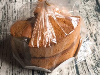 20、10寸咖啡戚风蛋糕,蛋糕的保存就是这样的，这个蛋糕就这样送人了，是不是很棒！上海要买这样的毛坯蛋糕是买不到的。