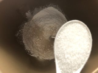 4、绿豆馅饼,接着加入白糖