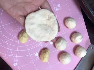 11、绿豆馅饼,擀开一个面团,放入绿豆馅,根据自己平时包包子的做法逐个逐个包好