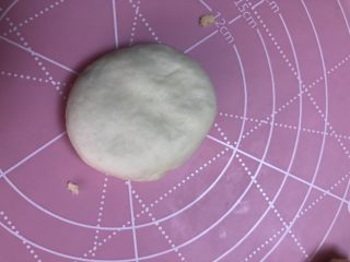 13、绿豆馅饼,包好的饼子用三个手指,轻轻压一下,按扁,用以上的方法依次包好所有的材料