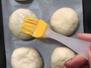 16、绿豆馅饼,这个时候刷上一点水