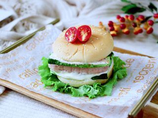 14、午餐肉黄瓜汉堡包,配上一杯咖啡或是牛奶，精神状态好一天。