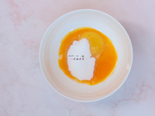 2、提拉米苏,2个蛋黄加入20g细砂糖