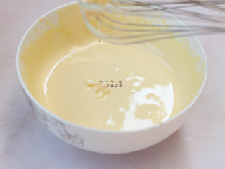 3、提拉米苏,用电动打蛋器打发至体积膨大,颜色变浅