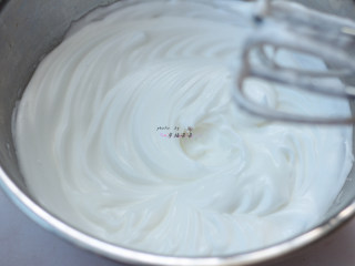 5、提拉米苏,蛋清打发至干性发泡状态,提起打蛋器能呈现小尖角