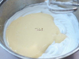 6、提拉米苏,将打发的蛋黄糊全部加入打发的蛋白霜中