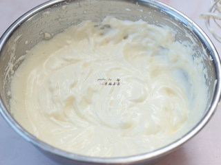 7、提拉米苏,用电动打蛋器搅打混合均匀