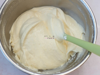 9、提拉米苏,用刮刀翻拌均匀至无干粉状,此时可以提前预热烤箱