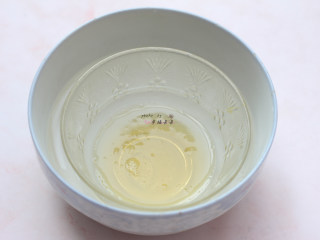 14、提拉米苏,将吉利丁片隔65度左右的温水化开至液体状态