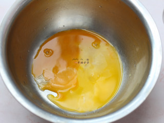 15、提拉米苏,2个蛋黄放入打蛋盆中,牛奶放在奶锅中煮沸