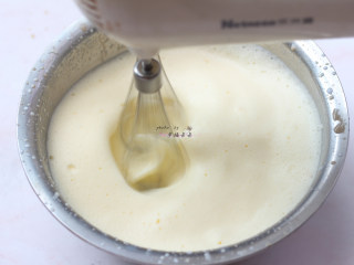 16、提拉米苏,煮沸的牛奶缓慢呈细线状加入蛋黄中,同时用电动打蛋器高速搅打,打发至蛋黄液逐渐膨胀变白