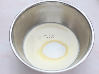 19、提拉米苏,淡奶油加细砂糖,用电动打蛋器打发