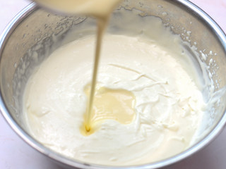 21、提拉米苏,将步骤18的面糊加入打发的淡奶油中