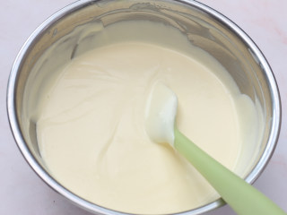 22、提拉米苏,用刮刀翻拌均匀即可,慕斯糊就制作好了