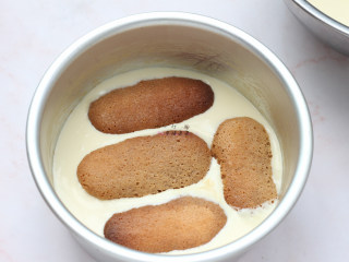 25、提拉米苏,接着摆放第二层蘸了咖啡酒的手指饼干,然后再倒入1/3的慕斯糊