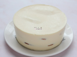 27、提拉米苏,冷藏后的提拉米苏从冰箱取出,用热毛巾捂一圈模具,将提拉米苏蛋糕脱模取出