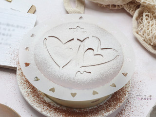 29、提拉米苏,再用模板筛一层防潮糖粉,没有专用模板也可以自己打印喜欢的图案剪制一个