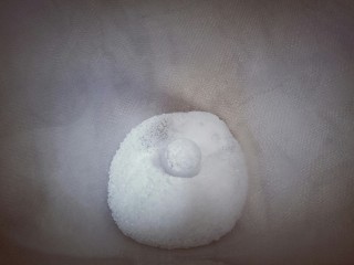 5、自制酸奶,首先将白砂糖和乳酸菌加入酸奶盒中。