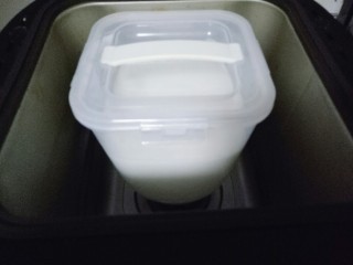 8、自制酸奶,盖上盖子放入面包机中。