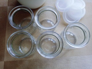 12、自制酸奶,消过毒的酸奶瓶，我是用消毒柜消毒的(消毒方式很多种，可以沸水煮，微波炉高温等都可以)