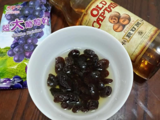 1、兰姆葡萄夹心饼乾,事先将葡萄乾泡入兰姆酒内醃渍泡发至少两天~