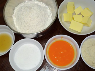 2、兰姆葡萄夹心饼乾,将饼乾部份的所有食材先备好~(兰姆酒部份可取用醃渍葡萄乾的酒就好)