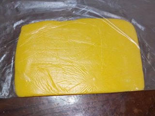 5、兰姆葡萄夹心饼乾,将耐热袋割开当底模，将面团放入用桿面棍桿压平整為:厚度0.5公分宽度16公分长度25公分的大方块，移入冷藏10分钟(等会比较好切割)~