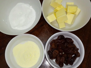 6、兰姆葡萄夹心饼乾,备好内馅的材料~(步骤1的酒渍葡萄只要取泡发后的葡萄就好，酒不用)