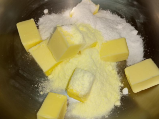 7、兰姆葡萄夹心饼乾,将无盐奶油与糖粉与奶粉搅拌混合均匀~