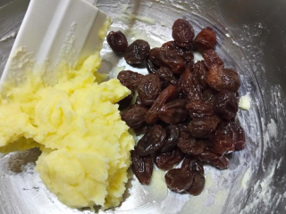 8、兰姆葡萄夹心饼乾,步骤7混合好后，再加入葡萄混合~