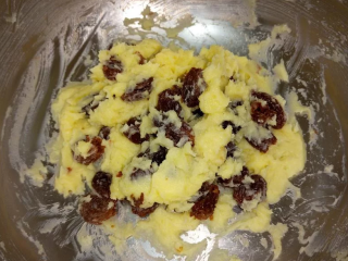 9、兰姆葡萄夹心饼乾,搅拌和匀后就是内馅夹心~