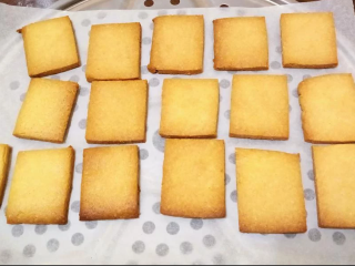 11、兰姆葡萄夹心饼乾,拿出饼乾放凉~