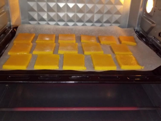 10、兰姆葡萄夹心饼乾,(预热烤箱)，将步骤5的冷藏面团切割成宽4公分长5公分的方块饼团摆入烤盘，入烤箱上下火170度烤15~18分钟~