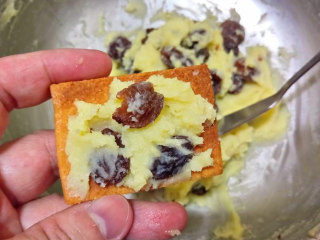 12、兰姆葡萄夹心饼乾,等待饼乾完全冷却后，涂抹入内馅夹心~