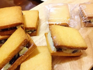 13、兰姆葡萄夹心饼乾,完成夹馅的饼乾个别包装起来，放置个一天后再来品尝是最佳赏味时间。(因為刚涂上饼乾的内馅还是软泥，等待时间放置后饼乾会吸取内馅水份，饼乾口感会变的比较松软，夹心也会变的比较乾燥扎实）